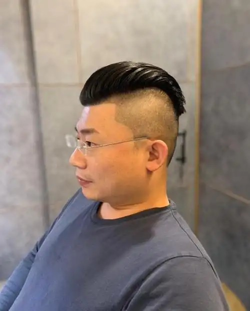 但是,像上面这种大背头发型,三面铲光,只留下顶部的头发,而且留得很长