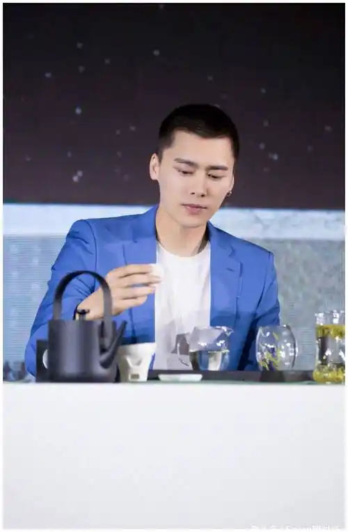 李易峰圆嘟嘟的脸真可爱,黑色牛仔外套搭配长裤,尽显男友魅力