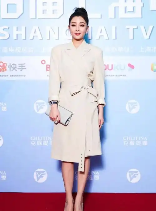 女生,则需避免裙摆长端显露于正面,以免增加拖拽感,进而凸显身高不足