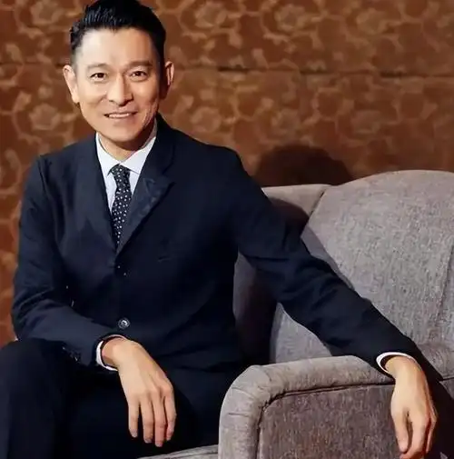 刘德华断崖式变老,白发苍苍一脸皱纹,网友泪目:天王该退休了!