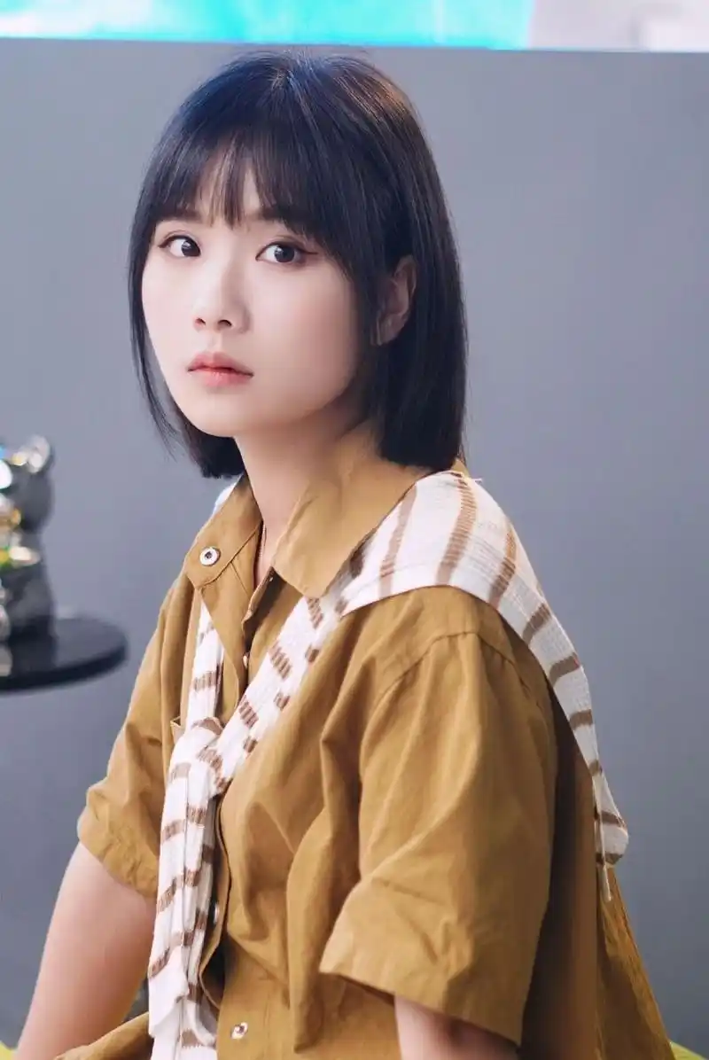 2023款短发发型 这款齐耳短发很适合圆脸小脸的女生 干净有气质 剪完