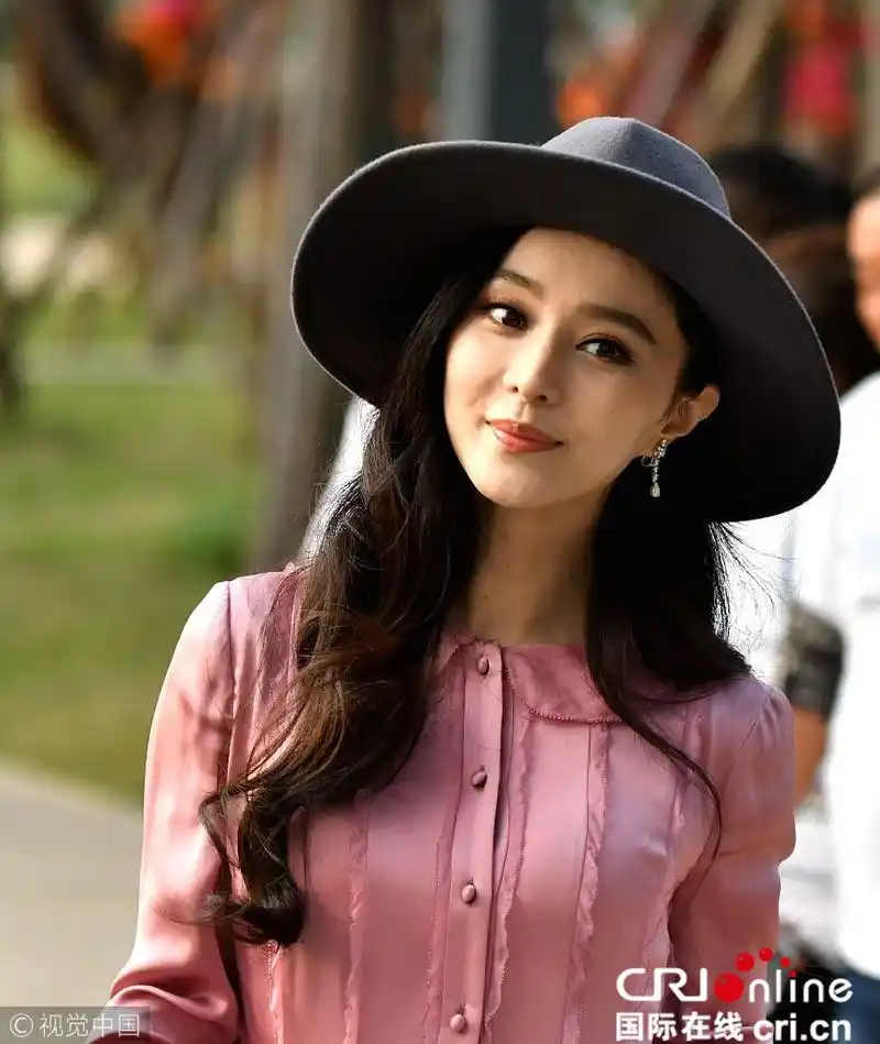 组图:范冰冰手指天空霸气侧漏 淑女风粉裙现身公益活动