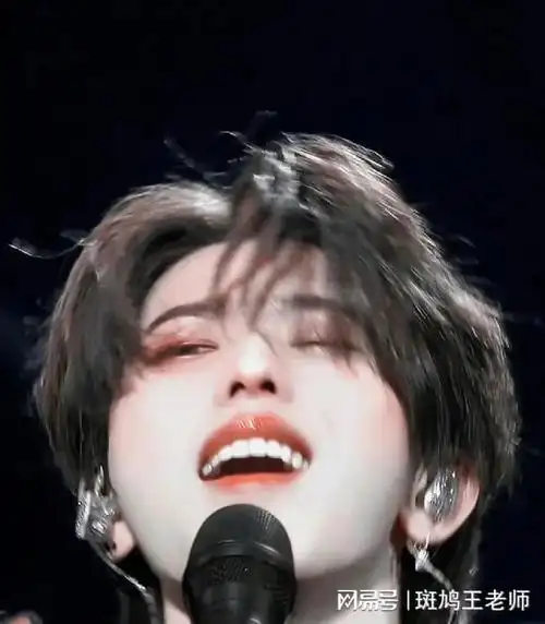 1998年8月2日,蔡徐坤出生于浙江温州.