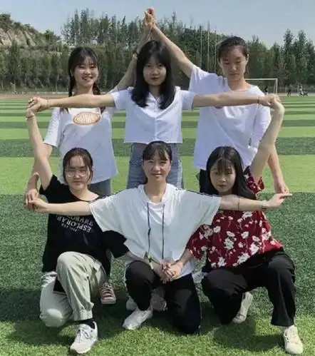 活动中期,参与人员按活动要求以寝室为单位提交参与照片.