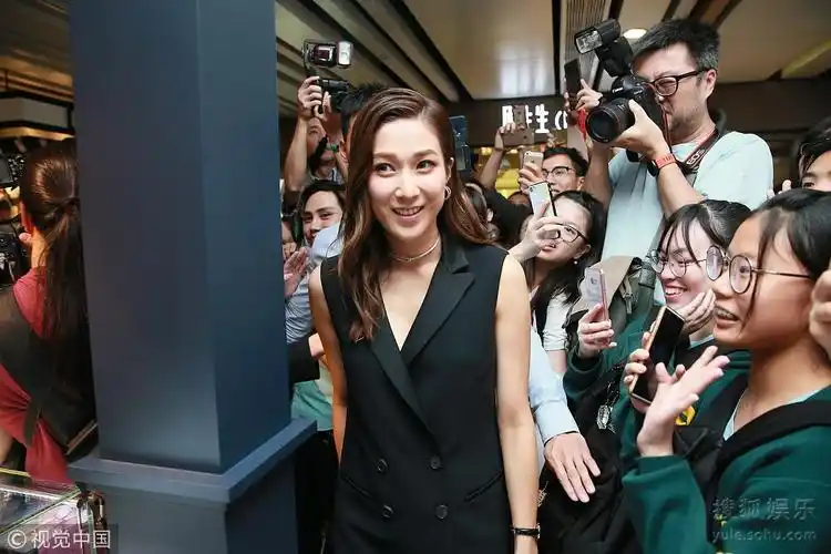 钟嘉欣穿西装马甲不显孕肚夸肚中宝宝会做人