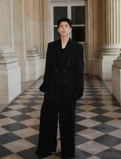 巴黎世家大秀上的刘昊然