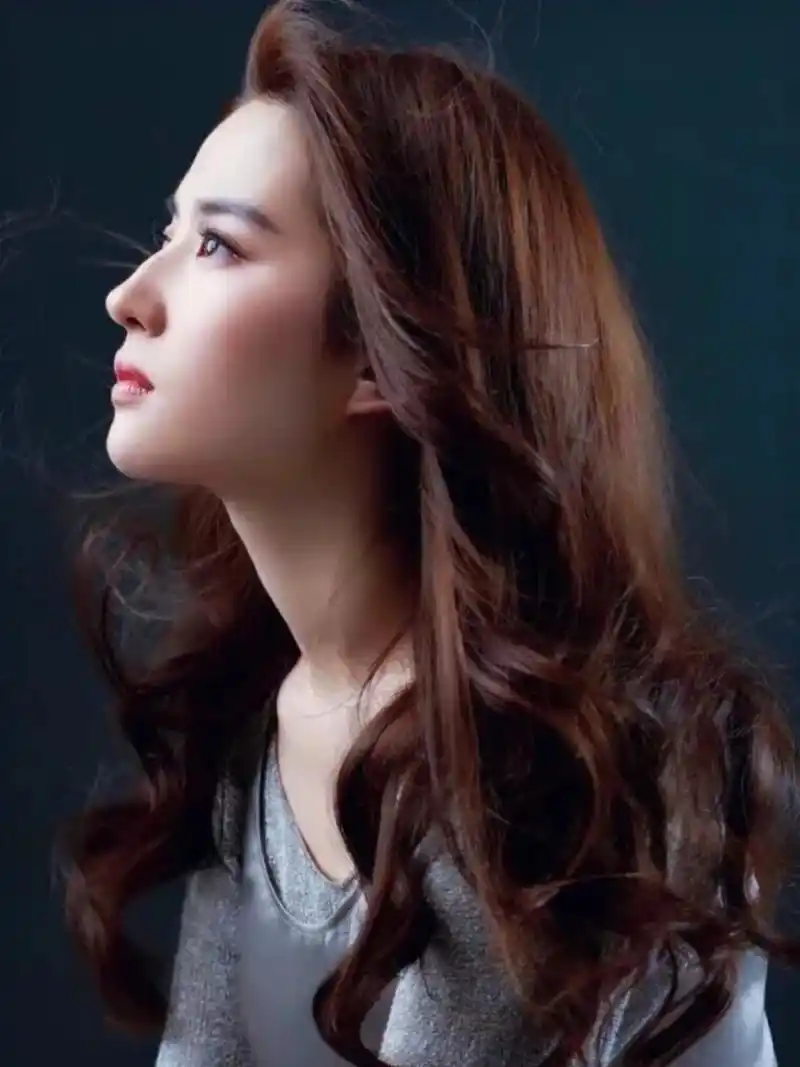 刘亦菲的侧脸绝了. 这个鼻子十分的有特点. #祖玛珑秋日美人香