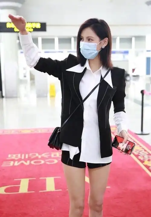 点赞张予曦的身材穿衬衫配短靴一双漫画腿都要戳破屏幕了