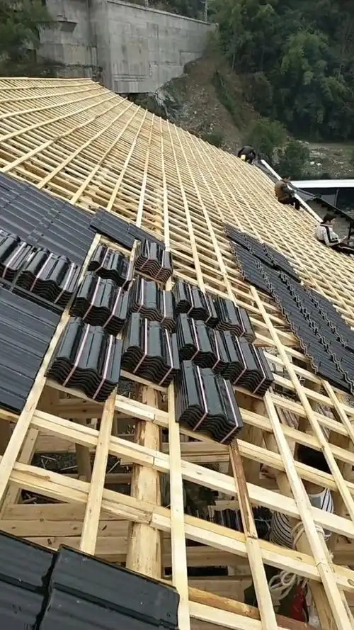 从屋檐右下角开始铺第,一张瓦,自右向左排列,至铺满第,一排,注意左右