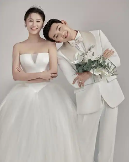 王彦霖拍婚纱照庆结婚两周年,细节看出太宠妻,女儿跳舞见证幸福