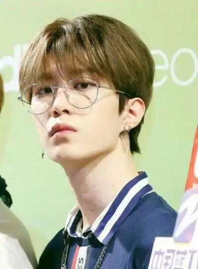 范丞丞戴着眼镜