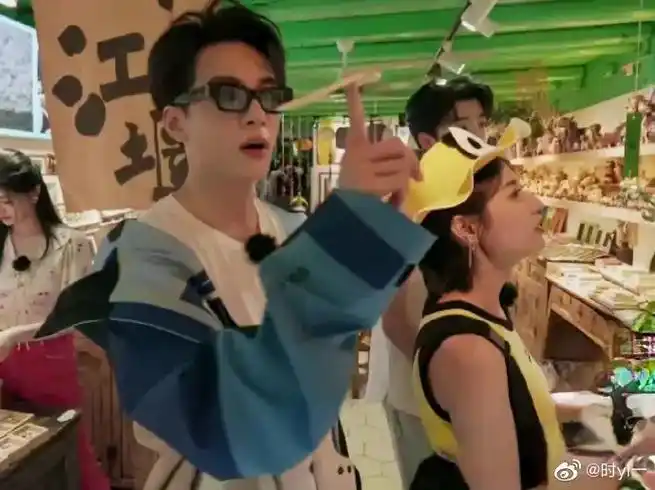 小两口逛街～主打就是一个陪伴和付款99@曾舜晞 @陈钰琪yu - 抖音