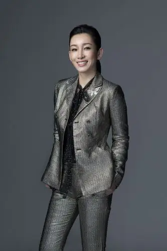 秦海璐清爽干练的西装装帅气十足,少女范的白色衬衫做内搭,帅气之余带