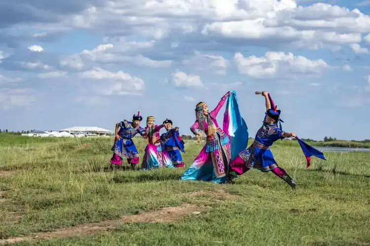 舞蹈是蒙古族的灵魂,身体舞动那刻散发生机.