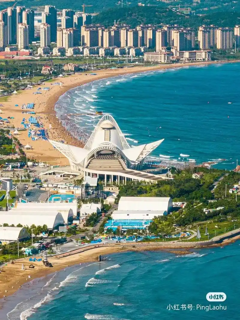 金沙滩因其绵延的金黄色沙滩而得名,是青岛最长,最宽的海滩之一,也是
