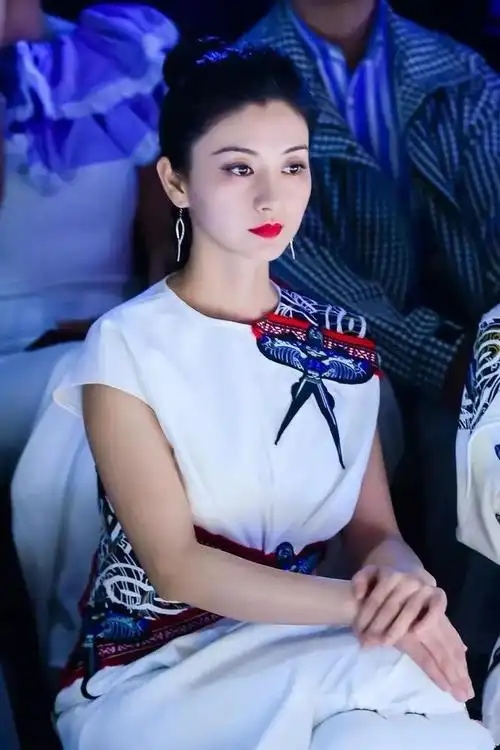 明星图集——斓曦!__财经头条