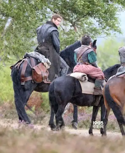 《猎人》新片场照 "雷神"伦敦郊外骑马显粗犷_好莱坞_电影网_1905.com