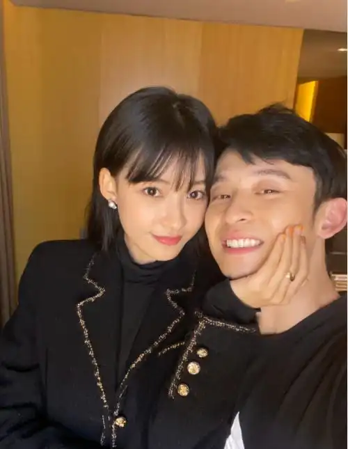 董子健探班老婆,孙怡躺老公腿上休息甜齁了,当众抠鼻子略显不雅