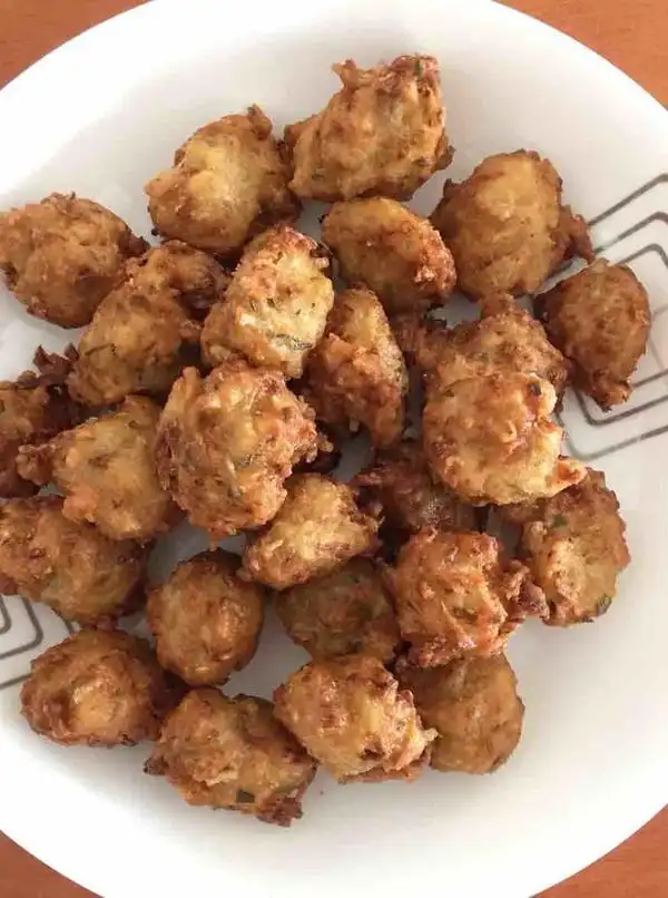 40年大厨炸丸子的秘诀掌握这个技巧包你炸出圆润香酥的丸子