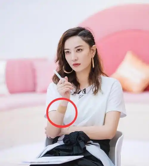 浪姐不让露纹身别人都贴牛皮膏药就万茜与众不同