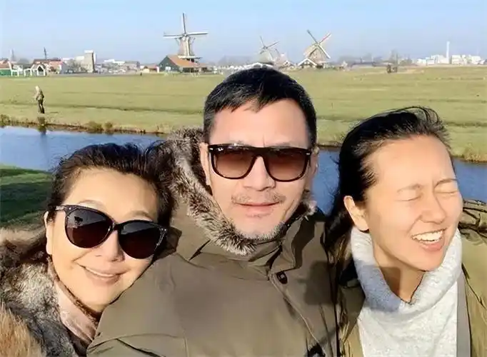 首先就是江珊,她在拍戏时结识的圈内的男明星靳东,靳东比她要小九岁