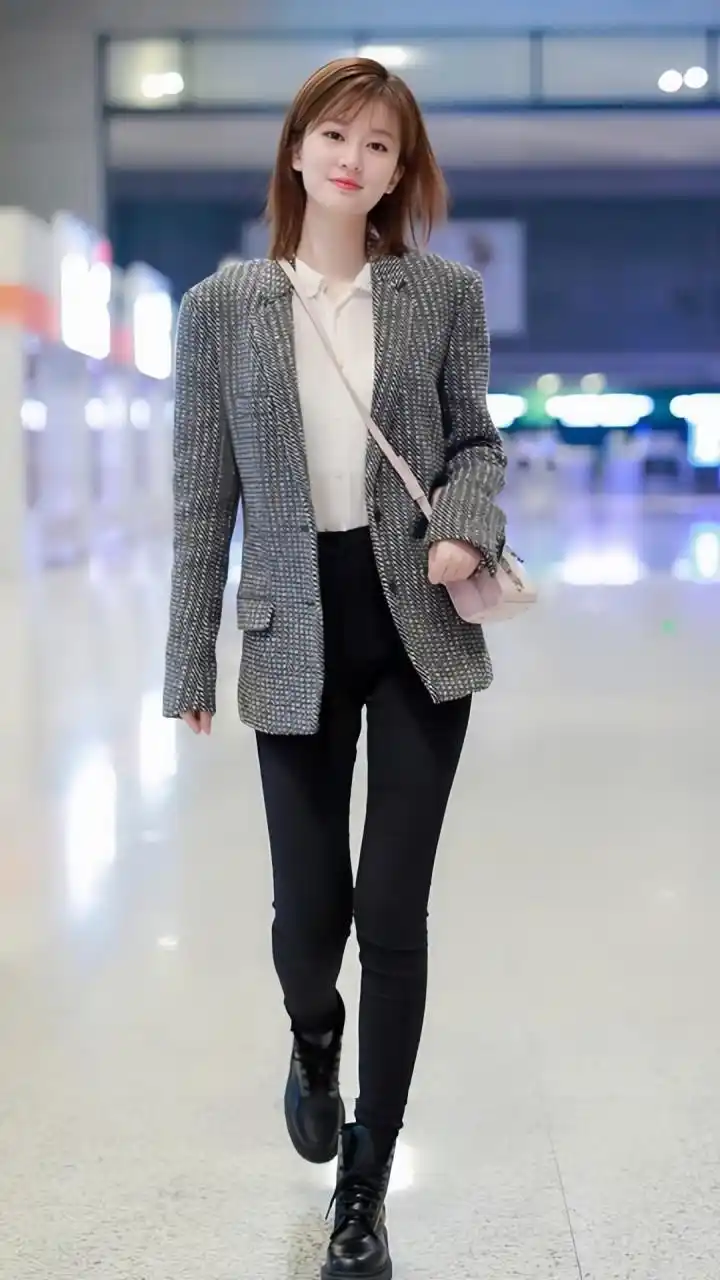 乔欣身高172 cm,肩膀窄骨骼细,四肢修长,总体十分纤细高挑,但曲线感不