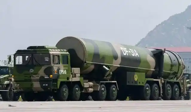 中国新型洲际导弹亮相:光轮子就有16个,西方夜不能寐了