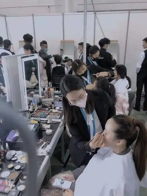 揭阳这位化妆师受邀为中国电影金鸡奖颁奖典礼化妆现场拍下多张大咖照