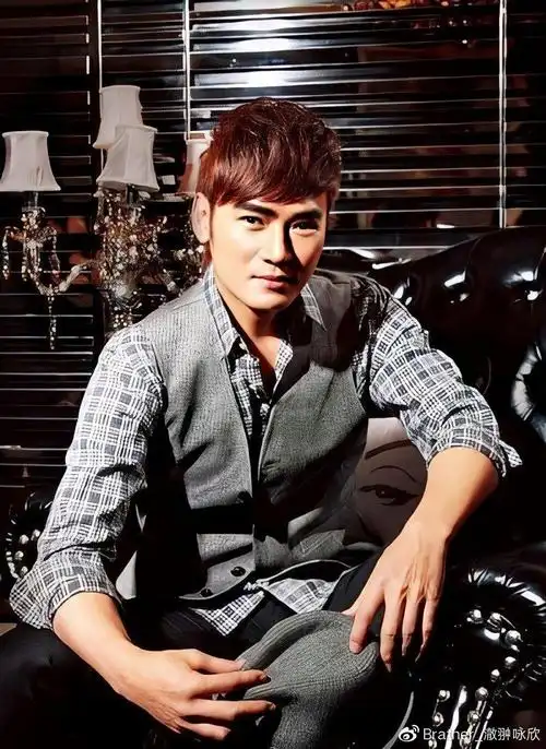 曾经的"小李飞刀"俊俏容貌变样,53岁的焦恩俊罕见晒照消瘦不已