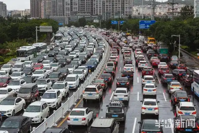 雨中早高峰,青岛福州北路变"停车场"