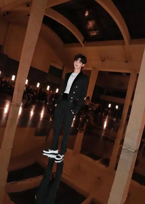 黄明昊巴黎时装周大片发布来看看00后流行什么衣服