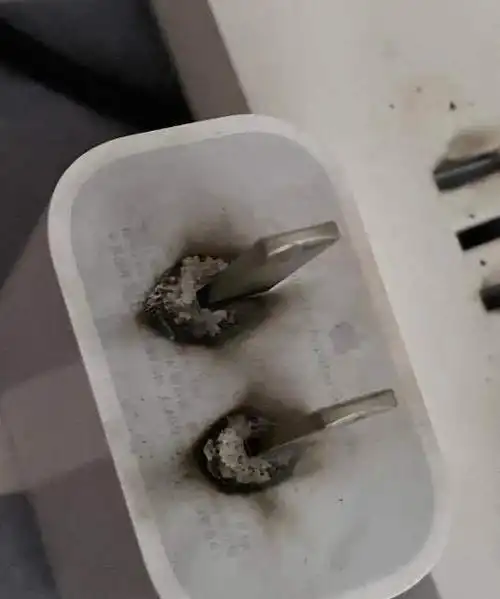 iphone12充电器突然爆炸,这质量还敢让人放心使用吗?