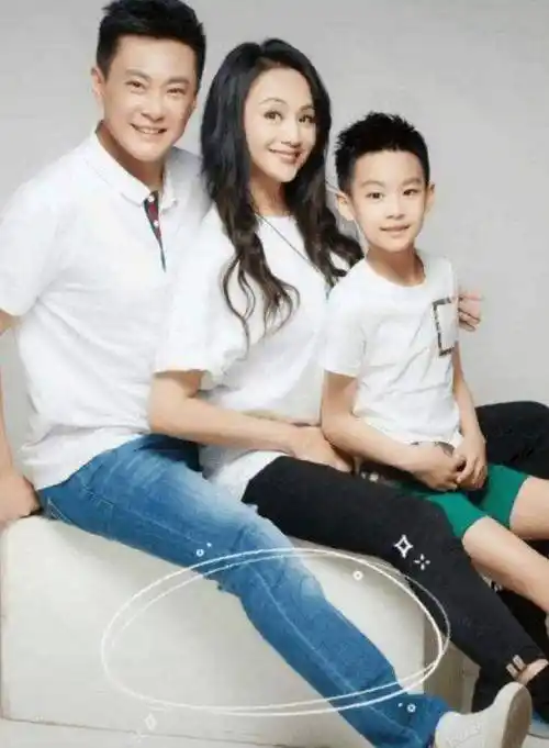 对家庭缺少关心,曹颖生下孩子后就患上了近况抑郁症,经常无故发脾气