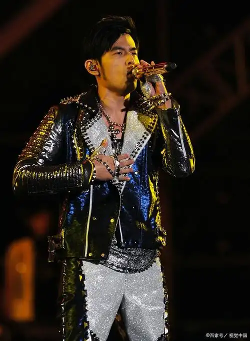 颖儿付辛博惊喜现身周杰伦演唱会,甜蜜互动引爆网络