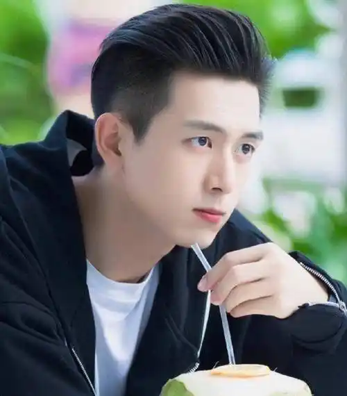 他们的长相都非常帅气,而且造型也是比较百变的,那么当他们留起大背头