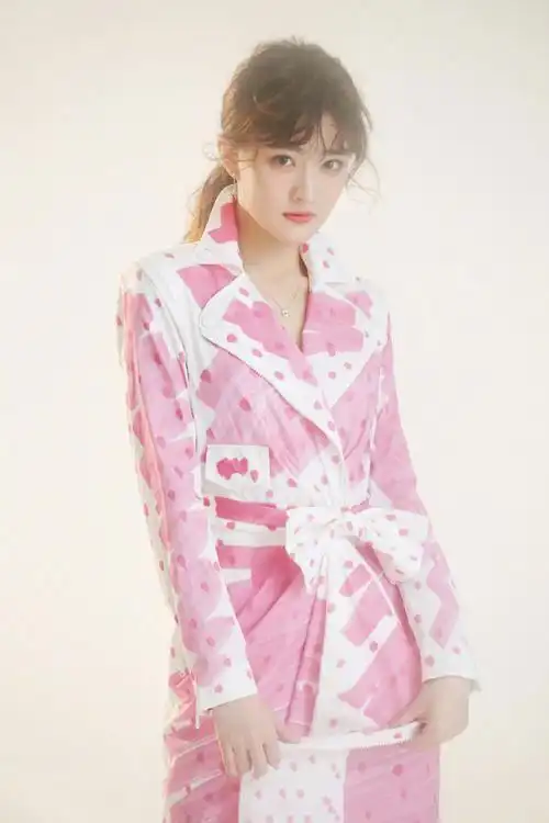 女演员徐璐甜美性感时尚写真