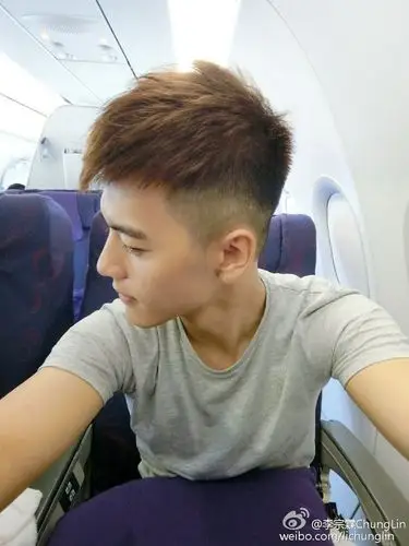 非常适合高中生大学生的两边修剪的短发发型