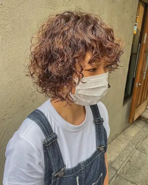 但是烫发又可以分为小卷大卷和微扣烫发等等,只有结合自身的情况,选对