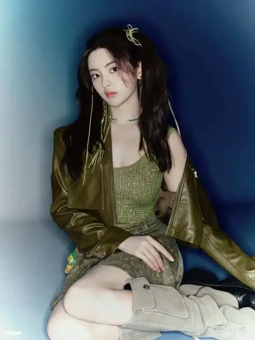 杨超越甜酷皮衣搭配闪耀亮钻俏皮双马尾绽放活力无限