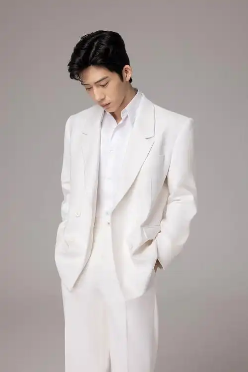 井柏然时尚写真璀璨冬日 风度翩翩似白马王子