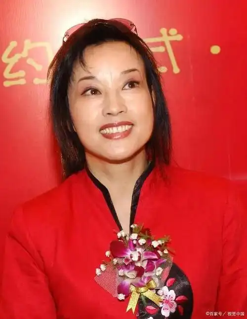 70岁刘晓庆近况曝光,打扮似18岁少女!网友:能给我姥做女儿