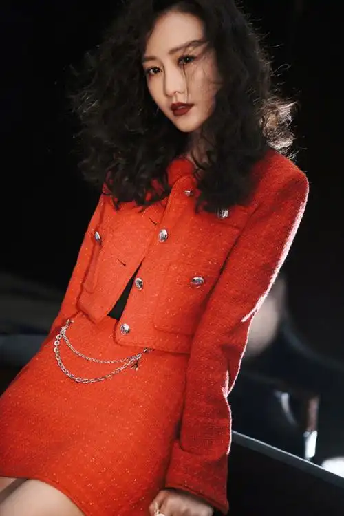 40岁王鸥美爆了,穿红色西装配黑色蕾丝打底,涂红唇烫卷发太惊艳