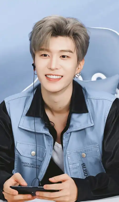 范丞丞这个造型有点好看啊ps想知道他牙是在哪做的又白又齐很标志又不