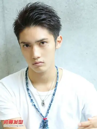 颧骨高的男生适合什么发型 露额头侧分短发好看(3)-日式发型-帅哥发型