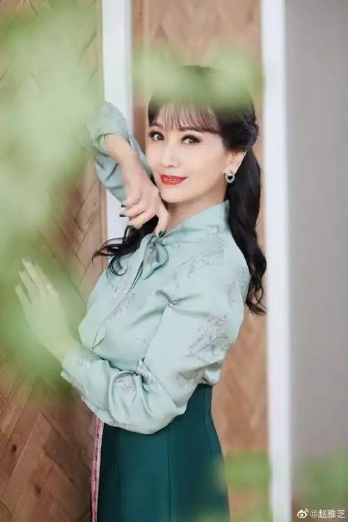 赵雅芝最新写真曝光02卷发披肩优雅端庄