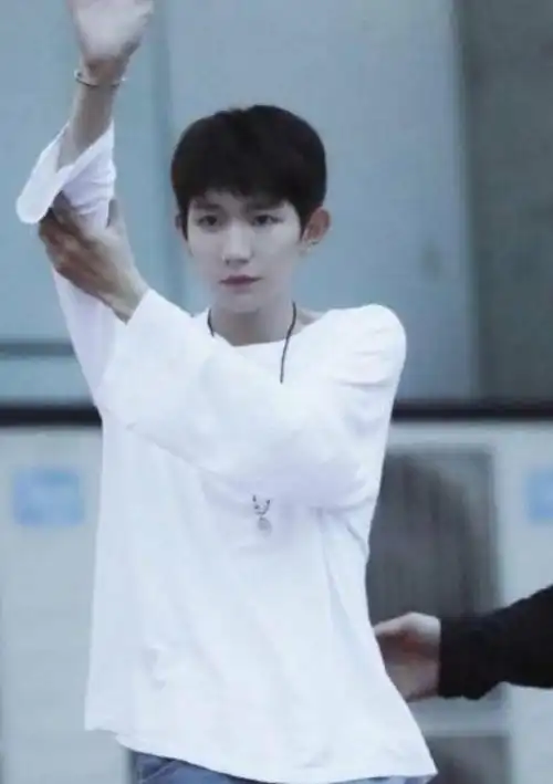 根正苗红的阳光少年王源越来越社会手臂惊现纹身图样