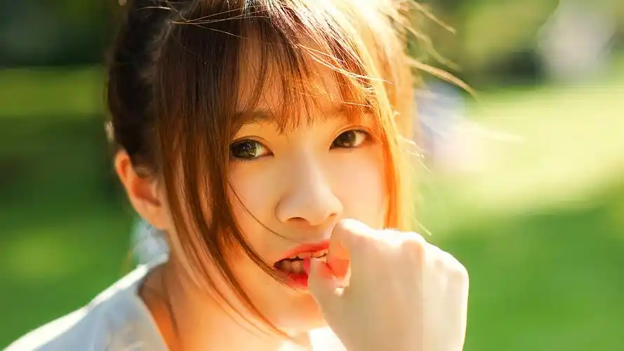 清纯丸子头女孩户外养眼写真壁纸高清大图预览1920x1080_美女壁纸下载