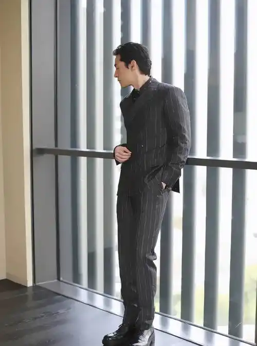 原创胡歌把西装穿出了时代感印花格子慵懒风胡须显沧桑