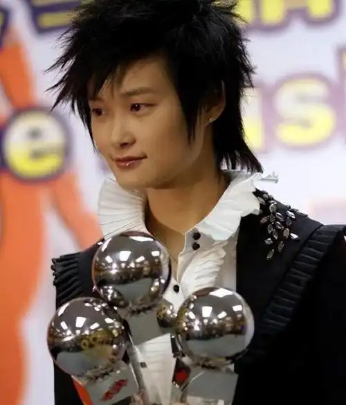 李宇春,2005年《超女》全国总决赛的第一名,可以说是内地娱乐圈的"