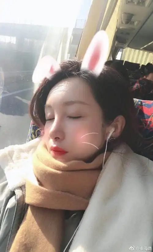 秦海璐素颜蹲在列车角落里玩手机,网友:助理为啥不买卧铺!